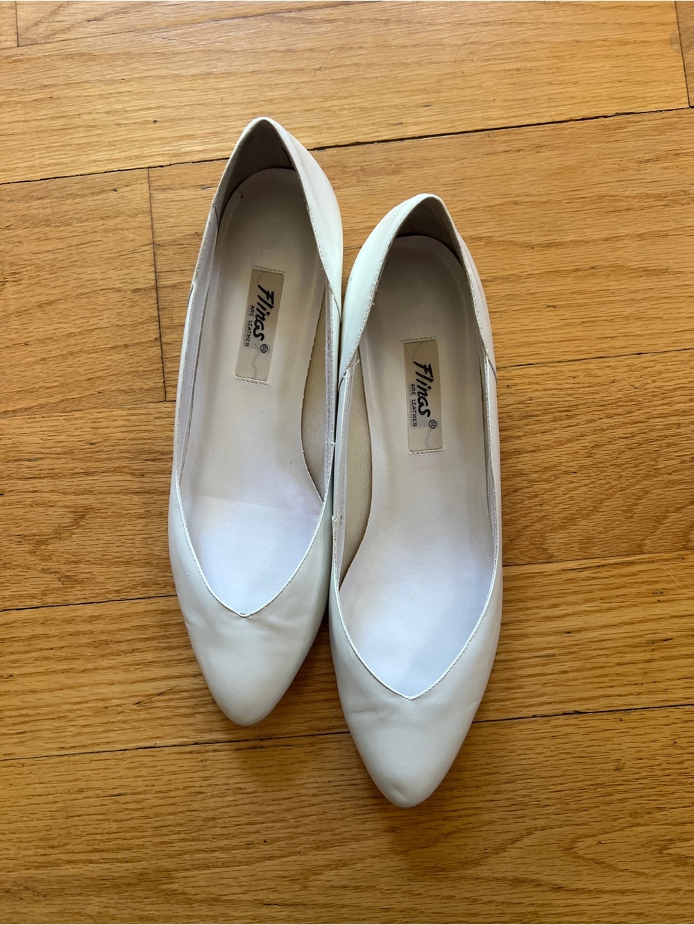 Vintage White Leather Pointed-Toe Women's Flats